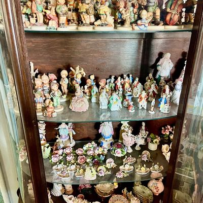Sale Photo Thumbnail #147: Statues  many Hummels 
