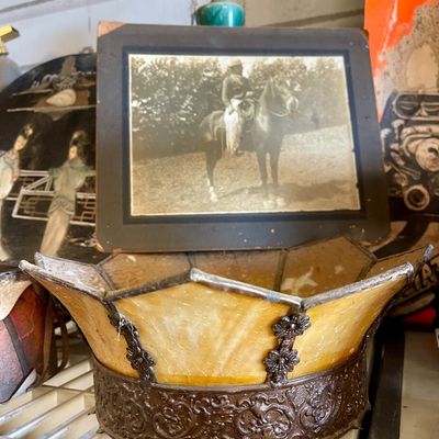 Decor/ tons of old photos 