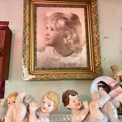 Sale Photo Thumbnail #151: Statues and art 