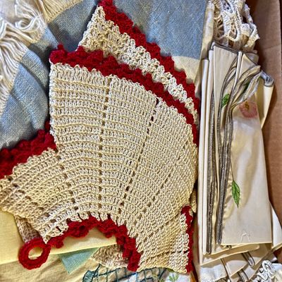 Sale Photo Thumbnail #298: Vintage linens 