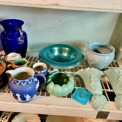 Sale Photo Thumbnail #154: Glassware and vase 