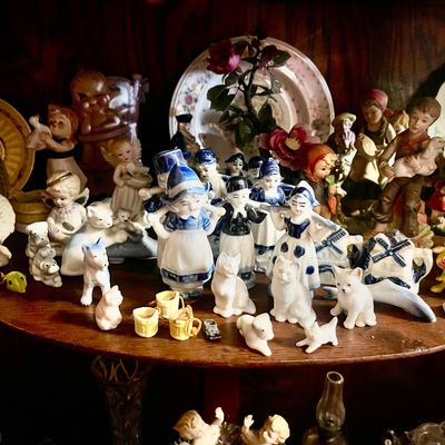 Sale Photo Thumbnail #352: Collectibles 