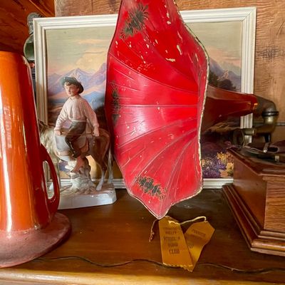 Statue and record player 
