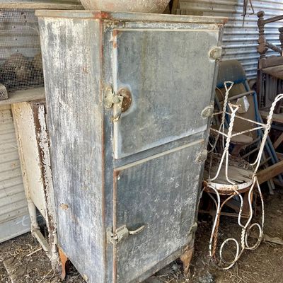 Sale Photo Thumbnail #317: Old fridge 