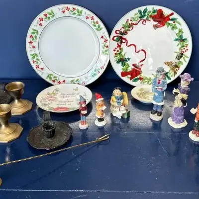 Hark, The Tiny Figurines Sing!