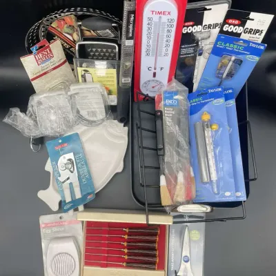 Kitchen Tool Lot w/ Roasting Pan & Steak Knives