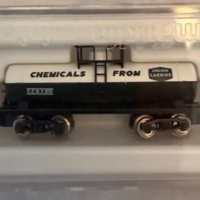 Märklin Mini-Club Z Scale Union Carbide Tank Car No. 8624 – Chemicals From Union Carbide w/ Case