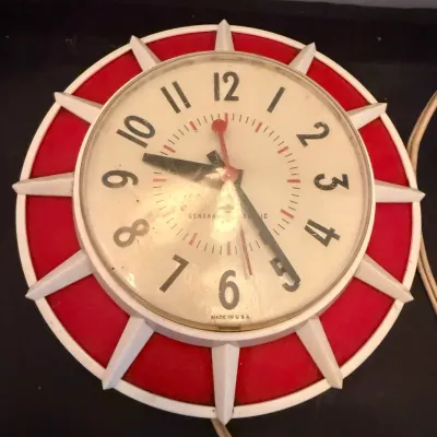 Vintage General Electric GE Model 2117 Red & White Starburst Atomic Wall Clock – Mid-Century Modern
