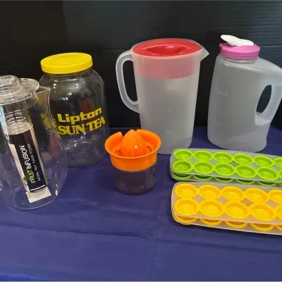 Kitchen - Pitchers, Juicer + Ice Cube Trays - NEW Fruit Infusion, Lipton Sun Tea, Rubbermaid