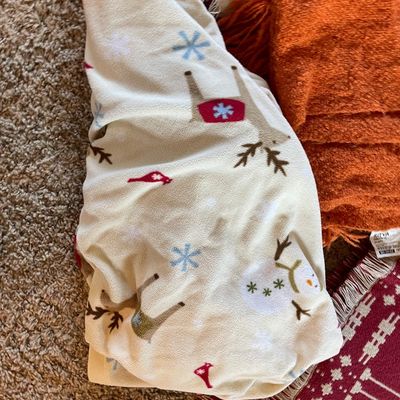 Sale Photo Thumbnail #130: Living room blankets