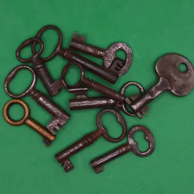 Sale Photo Thumbnail #257: Vintage Keys 