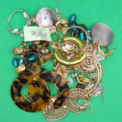 Sale Photo Thumbnail #190: Costume Jewelry 