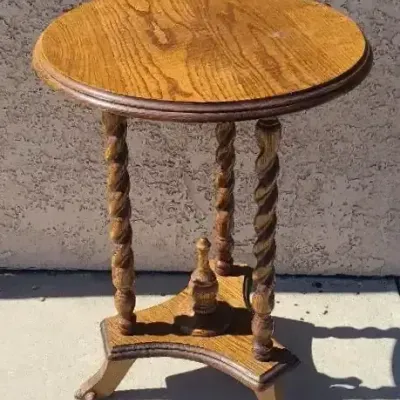 Wood Grain Round End Table