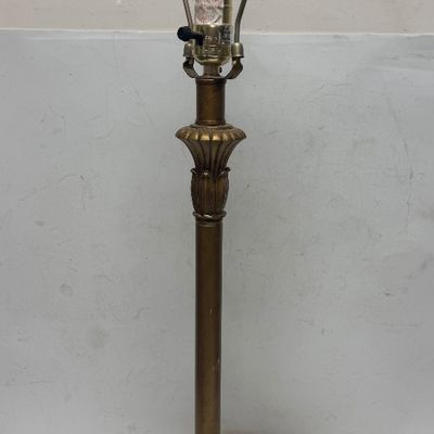 Sale Photo Thumbnail #201: Tested, works as expected. Approx. 28” tall. No finial nut to secure the shade, see photos. Good condition.