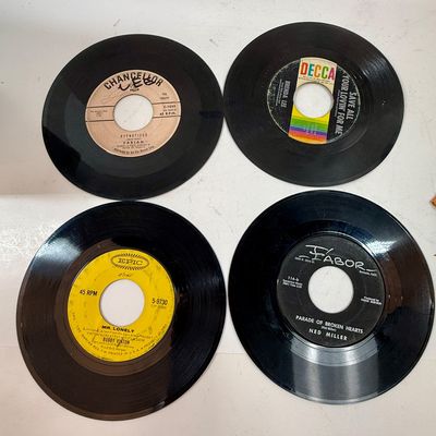 Sale Photo Thumbnail #420: The rack is in very good condition, the case is in fair condition with lots of writing, and the records range in condition from poor to good condition. Also 3 spindle spacers included.