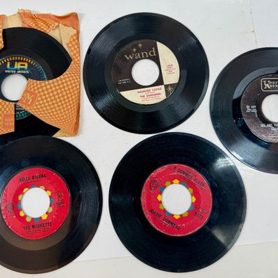 Sale Photo Thumbnail #415: The rack is in very good condition, the case is in fair condition with lots of writing, and the records range in condition from poor to good condition. Also 3 spindle spacers included.