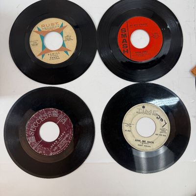 Sale Photo Thumbnail #416: The rack is in very good condition, the case is in fair condition with lots of writing, and the records range in condition from poor to good condition. Also 3 spindle spacers included.