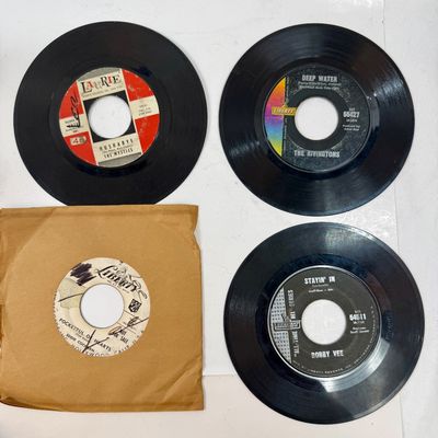 Sale Photo Thumbnail #414: The rack is in very good condition, the case is in fair condition with lots of writing, and the records range in condition from poor to good condition. Also 3 spindle spacers included.