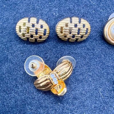 Sale Photo Thumbnail #470: Includes an assortment of 7 pair of earrings. All in good condition.
