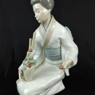 Nao by Lladró “The Decorator” Japanese Woman Porcelain Figurine #1276
