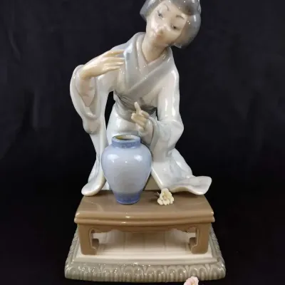 Lladró “Japanese Geisha Decorating” Porcelain Figurine #4840