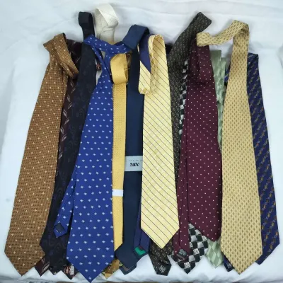 17 Men’s Designer Neckties with Hanger – Hilfiger, Perry Ellis, Cardin & More