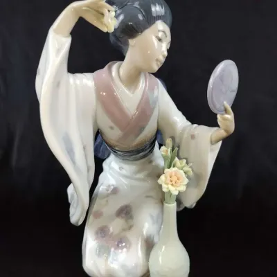 Lladró “Mirror, Mirror” Japanese Woman Porcelain Figurine #6748