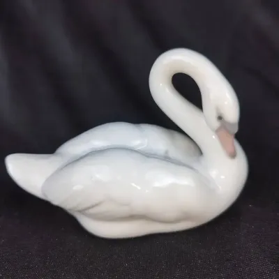 Lladró “Elegant Swan” Glazed Porcelain Figurine #01008271