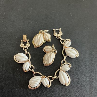 Vintage 1950 gold tone bracelet and earrings with white plastic seashells