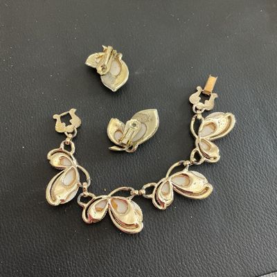 Vintage 1950 gold tone bracelet and earrings with white plastic seashells