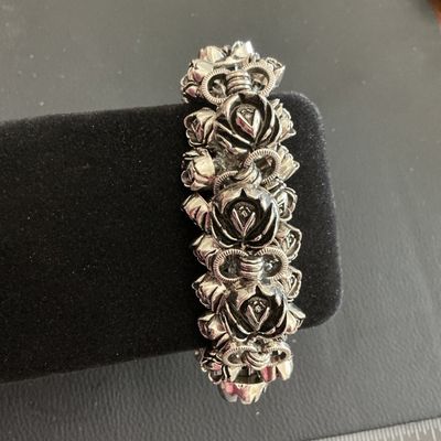 Gorgeous silver tone rose stretchy bracelet