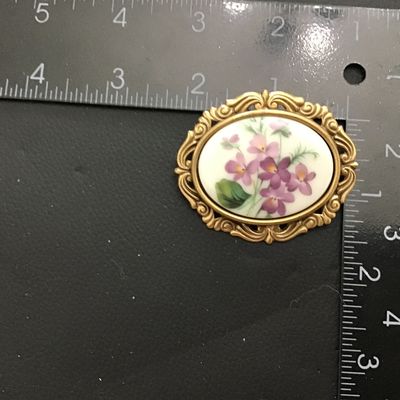 Ornate Gold Tone Violets Victorian Style Vintage Brooch