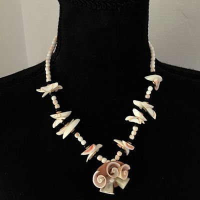 Beautiful Vintage Shell Necklace