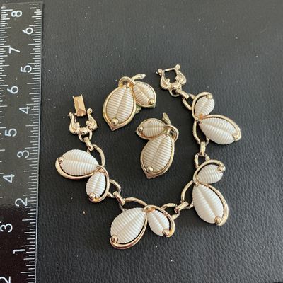 Vintage 1950 gold tone bracelet and earrings with white plastic seashells
