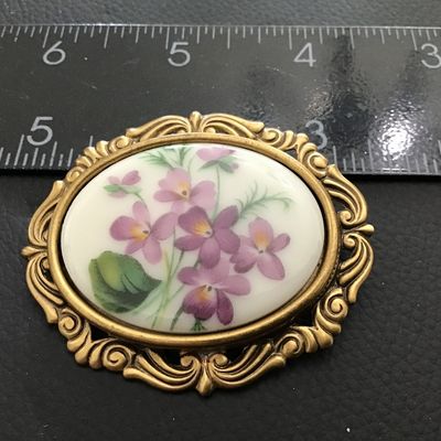 Ornate Gold Tone Violets Victorian Style Vintage Brooch