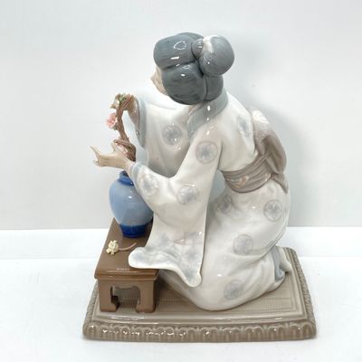 LOT 37: Lladro Figurine Japanese Girl Arranging Flowers No. 4840