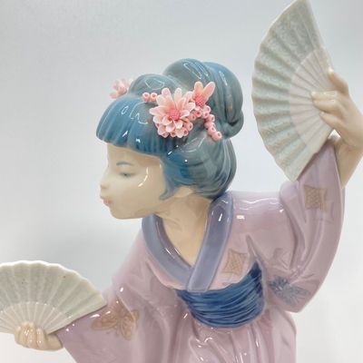 LOT 40: Vintage Lladro "Madame Butterfly" Porcelain Figurine No. 4991