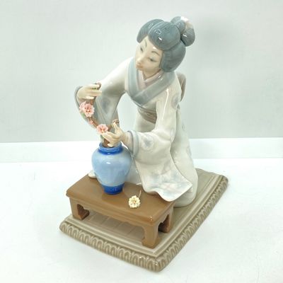 LOT 37: Lladro Figurine Japanese Girl Arranging Flowers No. 4840