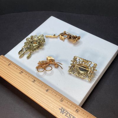 LOT 17: Collection of Vintage Brooches / Pins