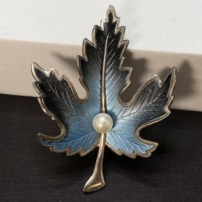 LOT 16: Large Collection of Vintage / MCM Silver Tone Brooches / Pins - Dodds, JJ and More