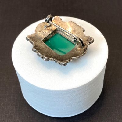 LOT 104: Antique 925 Brooch Pin with Green Stone - 8.2 gtw