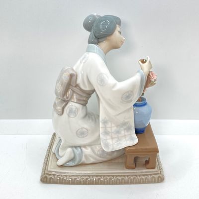 LOT 37: Lladro Figurine Japanese Girl Arranging Flowers No. 4840