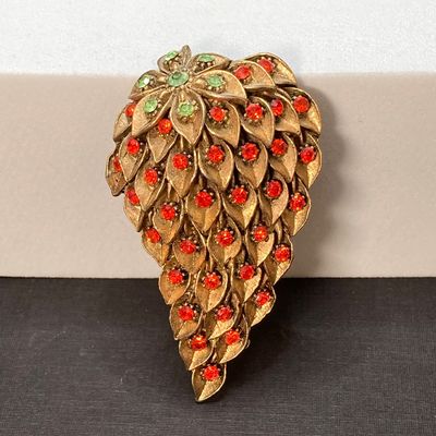 LOT 17: Collection of Vintage Brooches / Pins