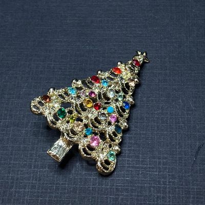 LOT 17: Collection of Vintage Brooches / Pins