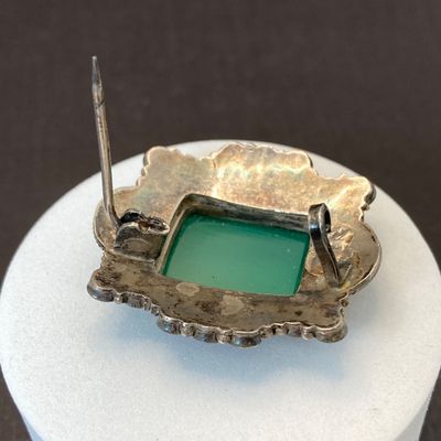 LOT 104: Antique 925 Brooch Pin with Green Stone - 8.2 gtw
