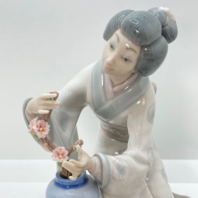 LOT 37: Lladro Figurine Japanese Girl Arranging Flowers No. 4840
