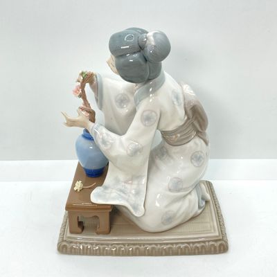 LOT 37: Lladro Figurine Japanese Girl Arranging Flowers No. 4840