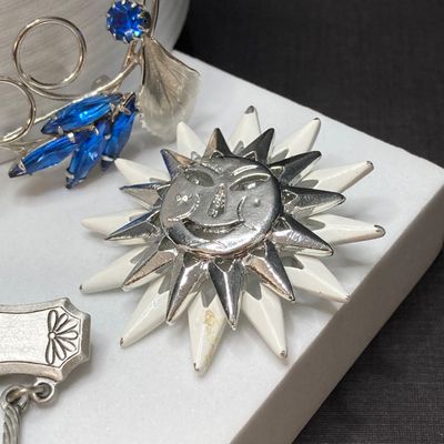 LOT 16: Large Collection of Vintage / MCM Silver Tone Brooches / Pins - Dodds, JJ and More