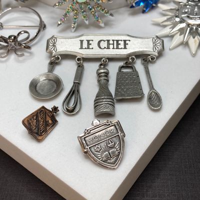 LOT 16: Large Collection of Vintage / MCM Silver Tone Brooches / Pins - Dodds, JJ and More