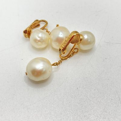 LOT 21: Vintage Clip-on Style Earrings - Richelieu and More